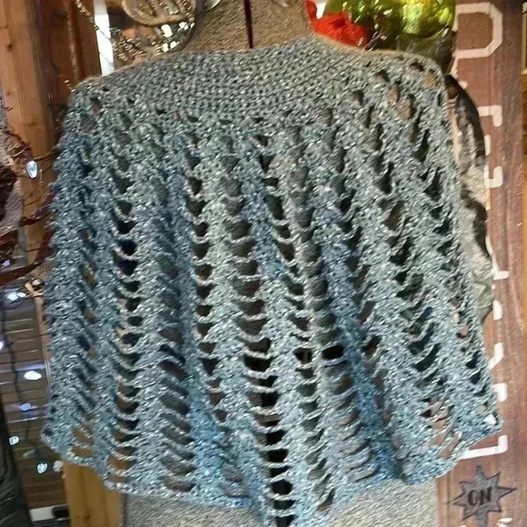 Hand-crocheted shawl. Absolutely beautiful! - Picture 4 of 6